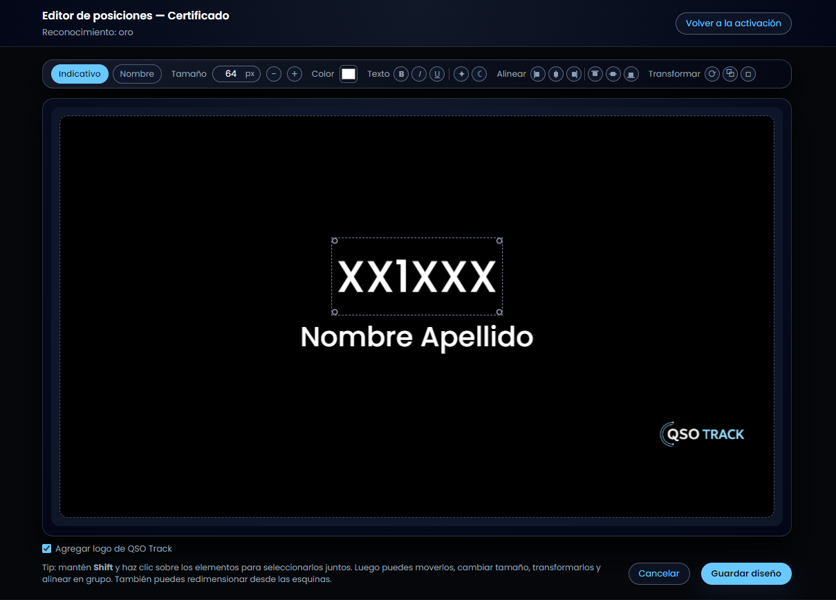 Editor de posiciones del certificado en QSO Track: arriba, la barra de herramientas con los botones Indicativo y Nombre, el control de tamaño en px, color, estilo de texto, alinear y transformar; en el lienzo, el indicativo de ejemplo «XX1XXX» seleccionado y el nombre «Nombre Apellido» debajo, con el logo de QSO Track en la esquina inferior derecha.
